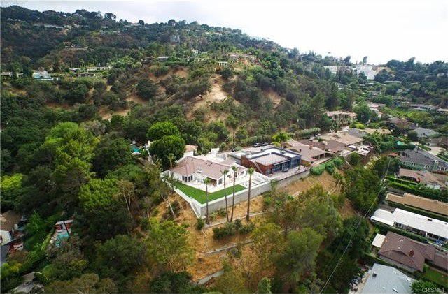 david-dobrik-s-house-in-los-angeles-famous-celebrity-homes